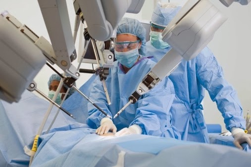 Chirurgie : un robot articulé opère les patients !