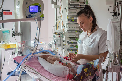 Sages-femmes à l’hôpital : l’âge d’ouverture des droits en fonction du statut