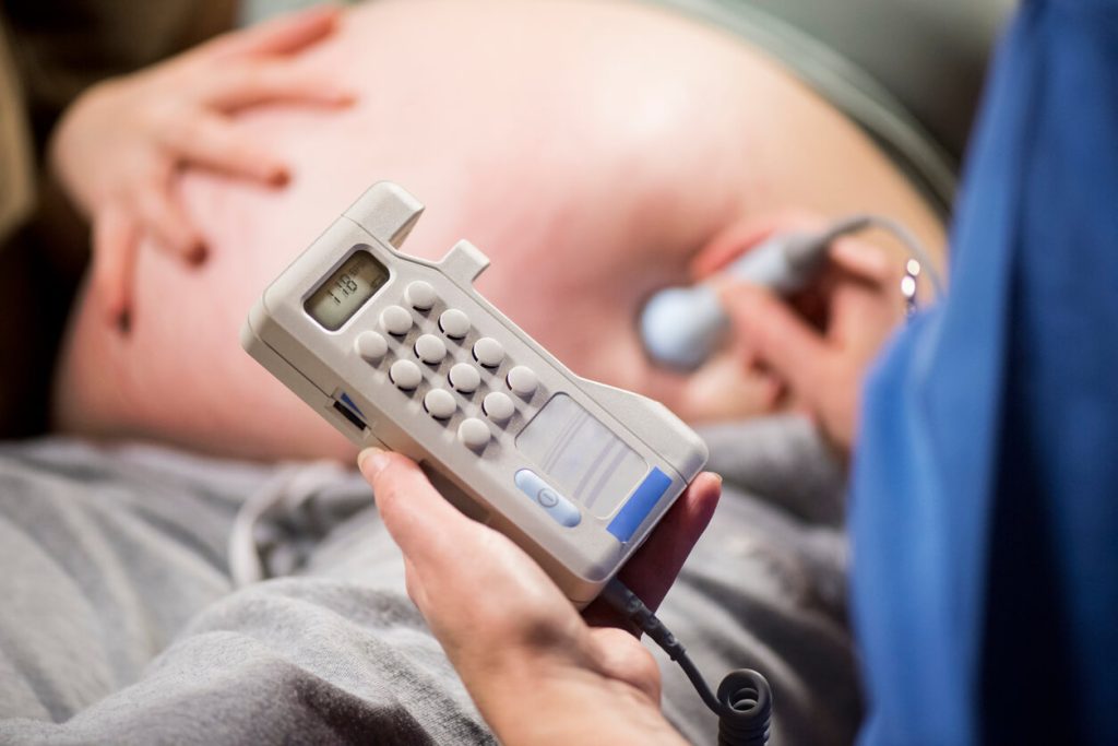 Sages-femmes : l’âge d’ouverture des droits à la retraite dépend de l’activité exercée à l’hôpital