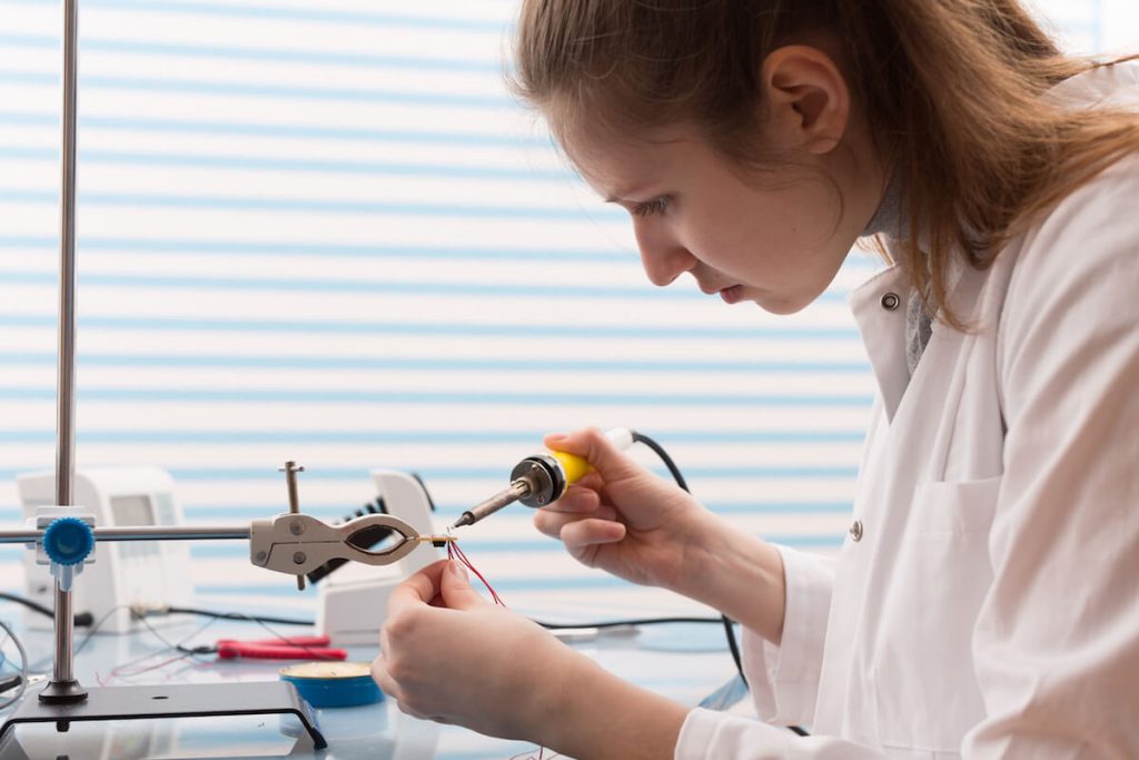 Technicien biomédical hospitalier : il est au chevet des machines !
