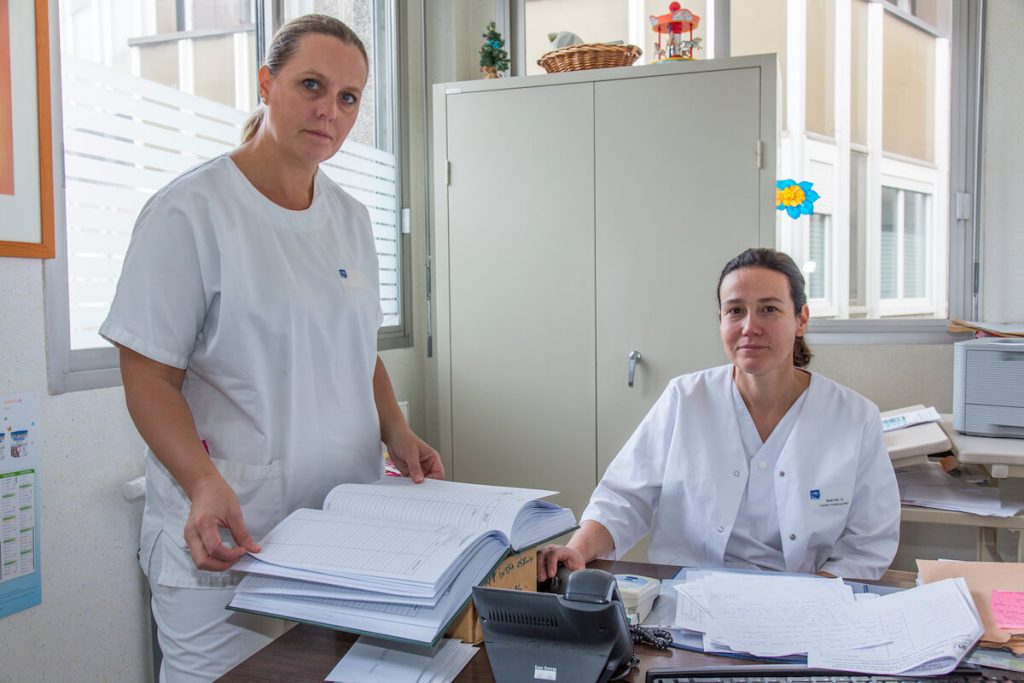 Cadre responsable d’unité de soins hospitalier: sa place et son rôle dans les établissements hospitaliers