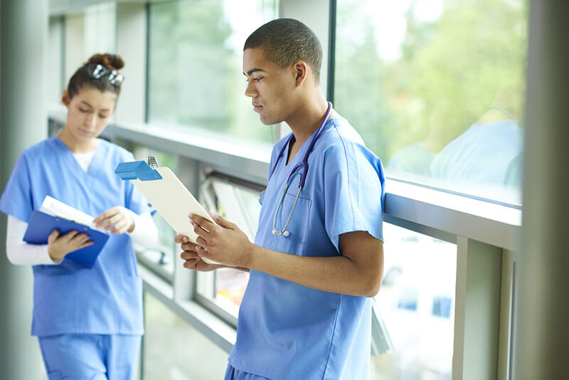 Internes en médecine, pharmacie et odontologie : ils exercent sous la responsabilité des praticiens hospitaliers responsables de services
