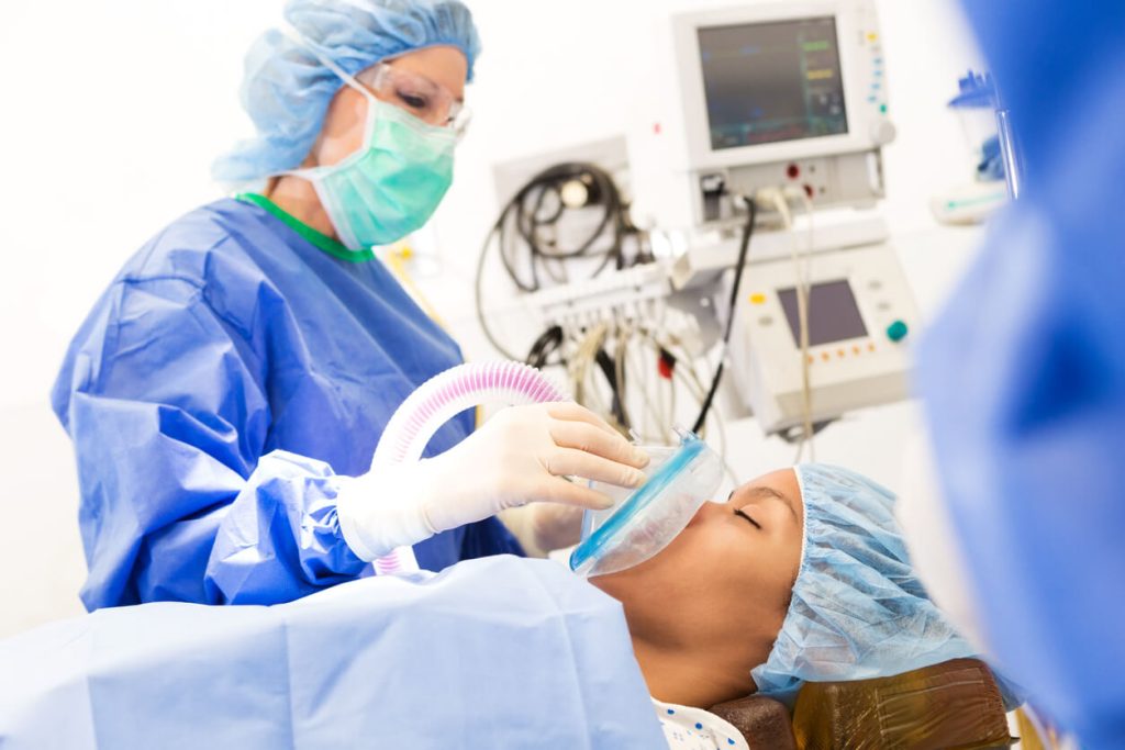 Infirmier – Infirmière anesthésiste diplômé d’Etat (IADE) : en bloc opératoire ou en SMUR, il travaille en binôme avec le médecin