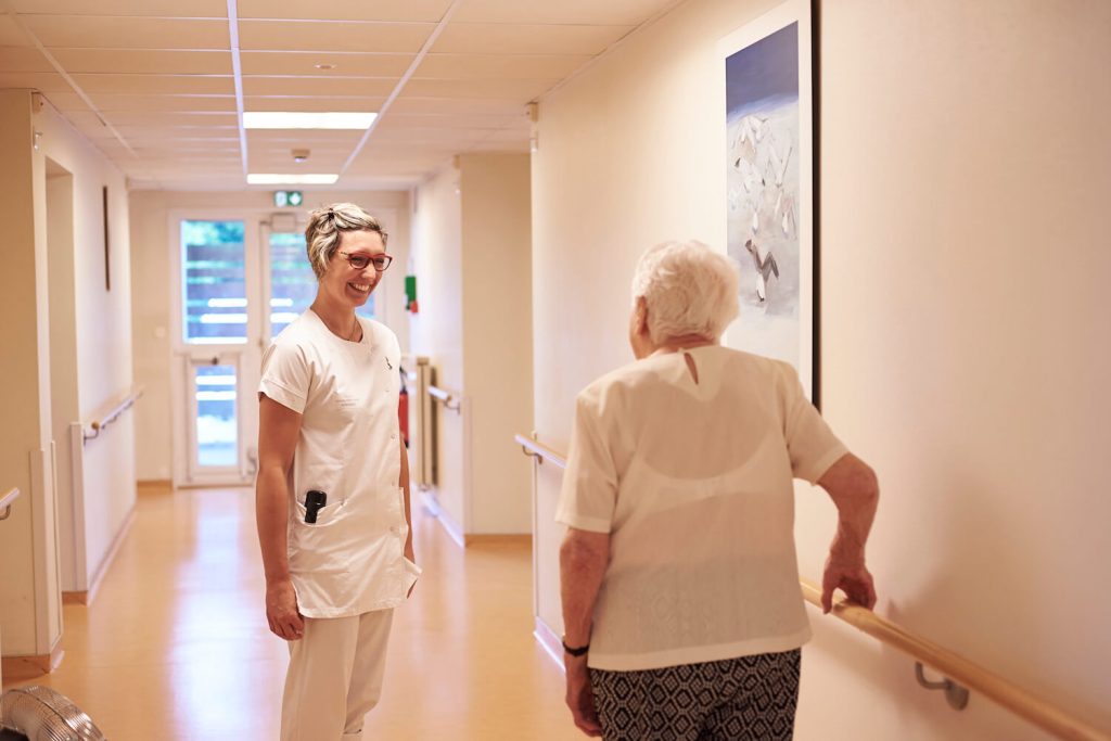 Infirmière en EHPAD : entre lieu de vie et lieu de soins, un accompagnement des patients à chaque instant