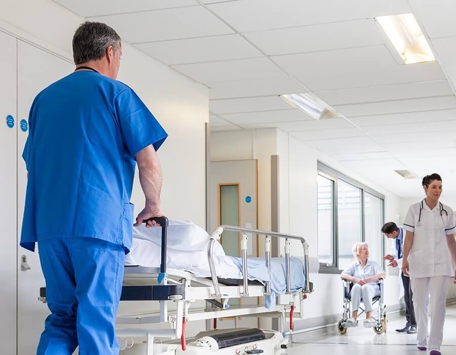 Le brancardier hospitalier : au sein de l’hôpital, il nous transporte avec toutes les précautions requises