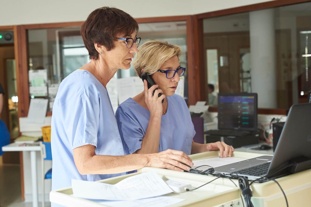 Infirmière et aide-soignante : une collaboration incontournable à l’hôpital