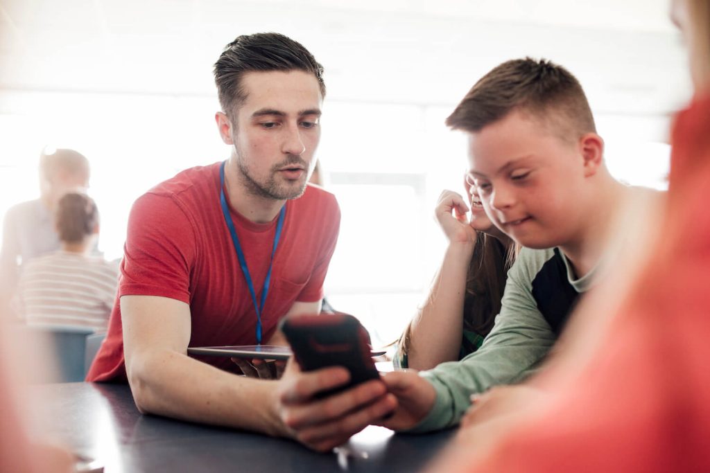 En fonction dans les centres médico-sociaux, psychiatriques, de soins pour personnes handicapées et à l’hôpital, l’éducateur spécialisé appartient à la catégorie A de la Fonction publique hospitalière