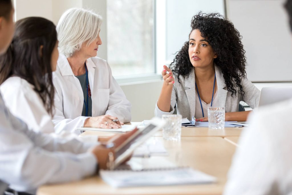 L’ergonome hospitalier : il aide les équipes à trouver des solutions en fonction des moyens à disposition