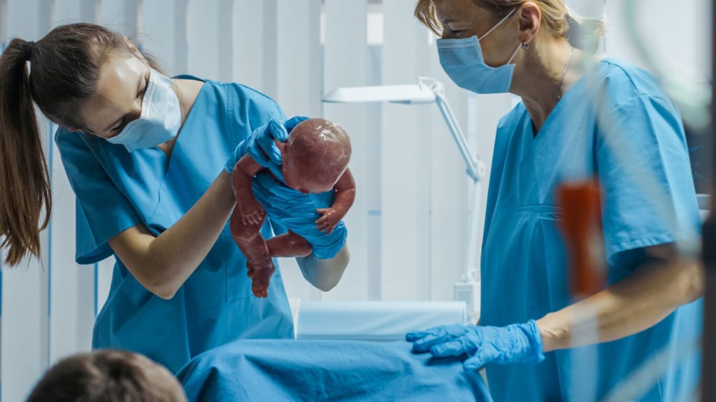 Sage-femme des hôpitaux  : au contact des mamans au moment si particulier de l’accouchement