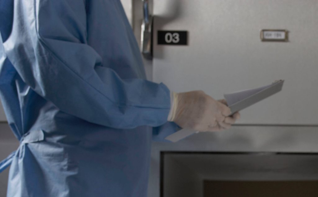 Quel est le rôle de l’agent mortuaire en charge les personnes décédées à l’hôpital ?