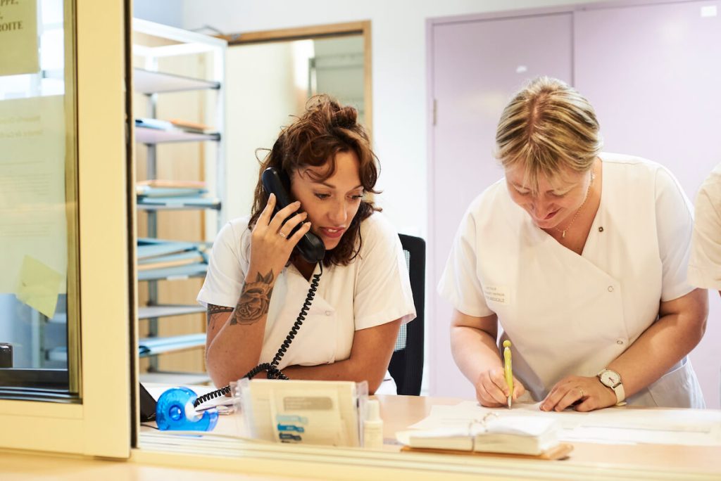Adjoint administratif hospitalier : à l’hôpital, il est aussi en lien avec les patients