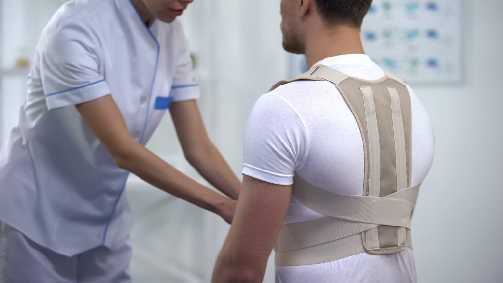 Quelles sont les qualités et les compétences d'un orthopédiste-orthésiste à l'hôpital ?