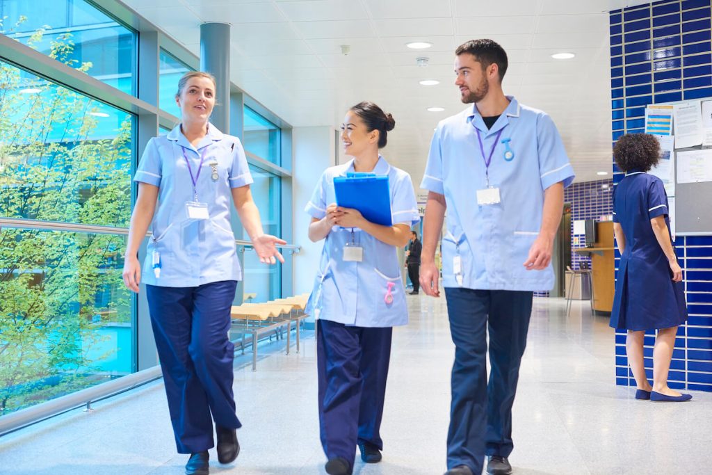 Témoignages  d’aides-soignantes : quelles évolutions vers d’autres métiers  de la Fonction publique hospitalière ?