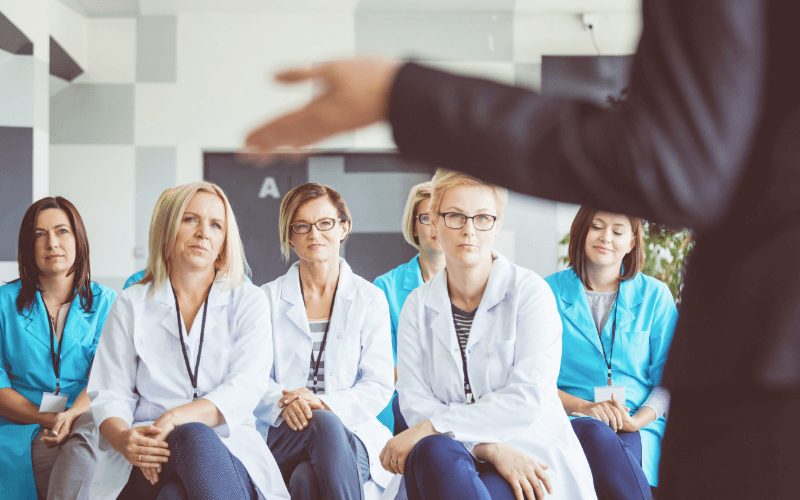 Qui sont les formateur(trice)s des infirmiers et des aides-soignants ?
