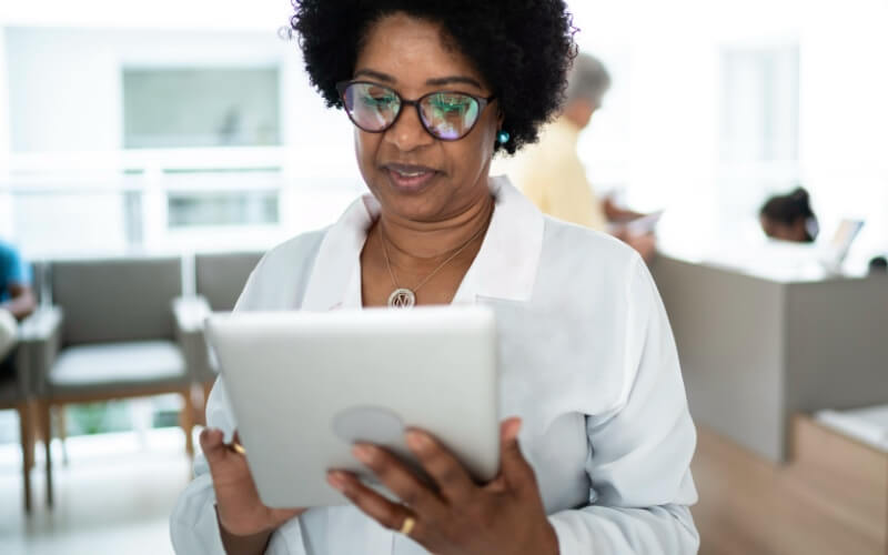 Comment les nouveaux outils numériques prennent-ils leur place dans la pratique professionnelle des agents hospitaliers ?
