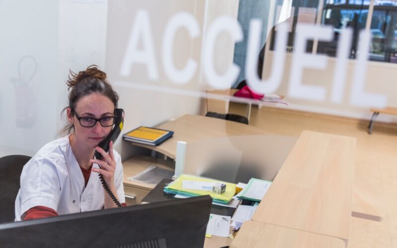 Devenir agent d'accueil à l'hôpital