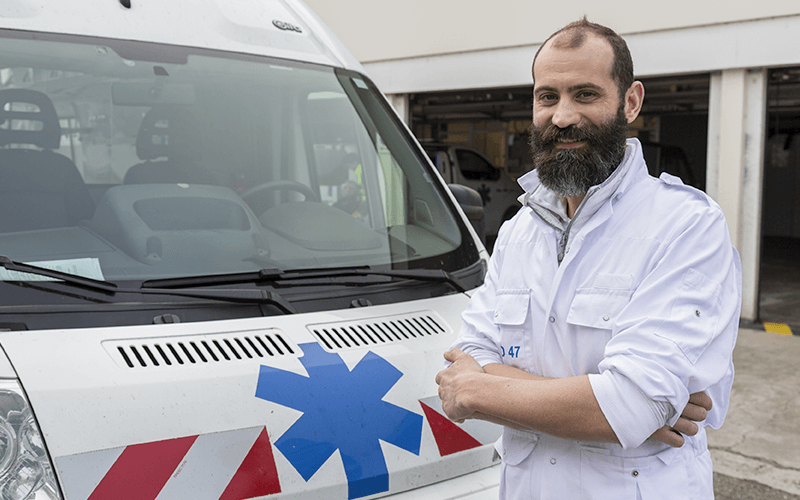L’ambulancier(e) : à la fois un auxiliaire sanitaire et un transporteur spécialisé