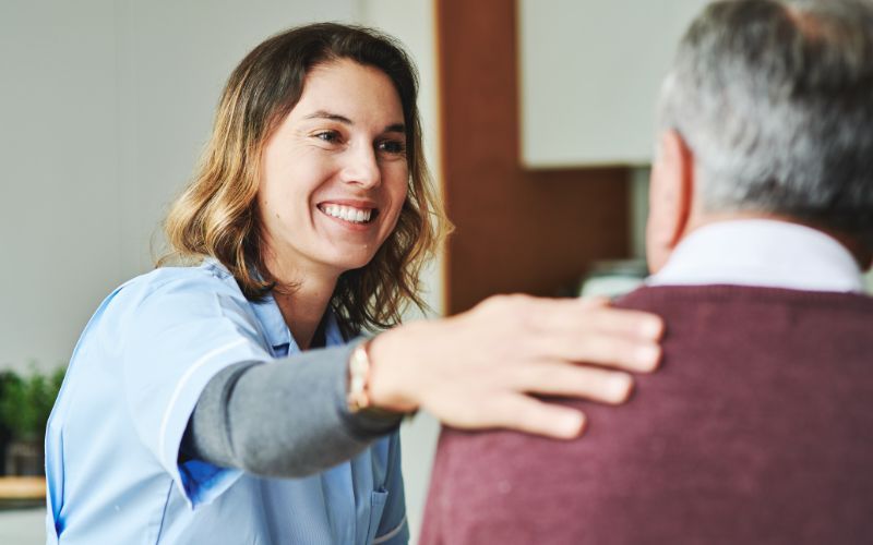 Tout savoir sur le métier d’accompagnant éducatif et social (AES) : formation, missions, aptitudes et salaire