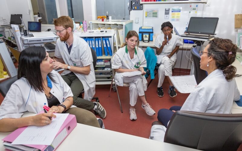 Comment accueillir les nouveaux diplômés dans les établissements publics de santé ?