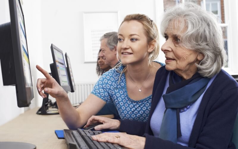 La médiation numérique : familiariser les publics fragiles aux nouvelles technologies