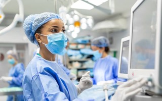 Infirmière ou infirmier de bloc opératoire (IBODE) : formation, rôle et salaire