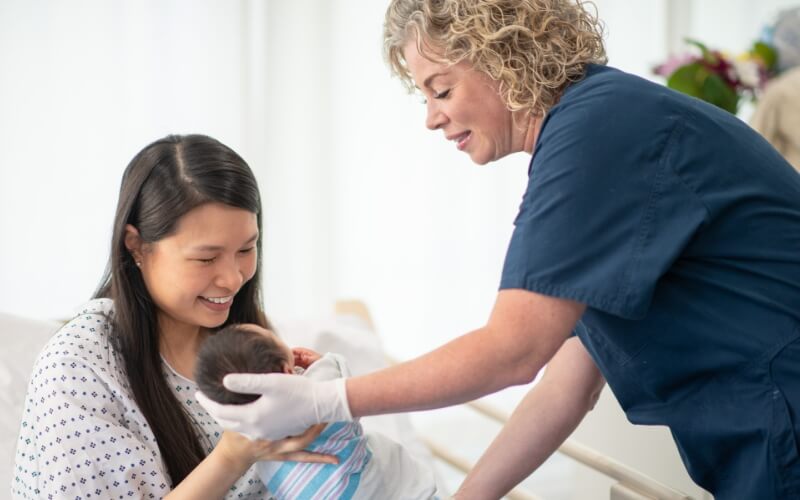 Comment devenir infirmière en maternité ?