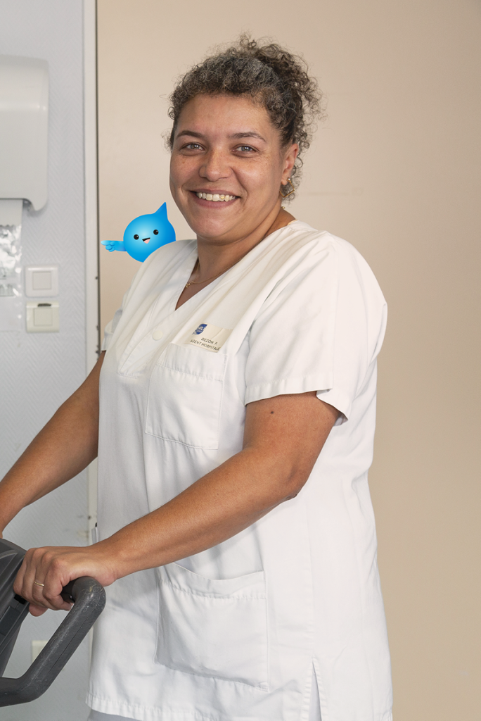 Agent hospitalier souriant dans un service